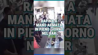 rapina a mano armata in pieno giorno nel bar il video shock napoli [upl. by Rennerb]