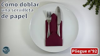 Cómo doblar una servilleta de papel con un bolsillo triangular para cubiertos  Decoración de mesa [upl. by Ariajay186]