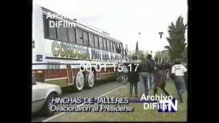 DiFilm  Hinchas de Talleres de Cordoba ovacionan al presidente Carlos Menem 1993 [upl. by Ahsenat]