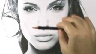 Como Desenhar um Retrato  Angelina Jolie [upl. by Ahsinirt954]