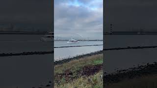 Mooie boot vaart de waterweg richting zee hoekvanholland beach [upl. by Eseilenna]