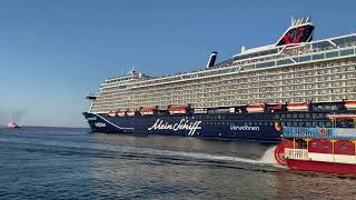 Mein Schiff 7  Auslaufen aus Warnemünde mit Schlepperballett [upl. by Lukin]