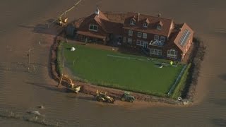 Floods in Somerset Island house as owner builds makeshift flood barricade [upl. by Toomay563]