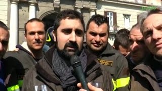 Napoli  Protesta dei vigili del fuoco precari 130315 [upl. by Norine]