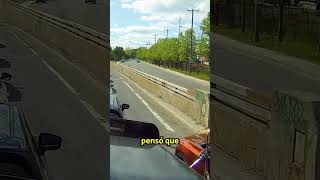 ¡Increíble Camionero Detiene a Conductor que Quería Saltarse la Fila 🚫🚗 [upl. by Garey]