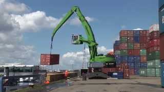 SENNEBOGEN  Port Handling 860 Mobile Material Handler loading containers in Antwerp Belgium [upl. by Oiragelo803]