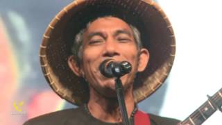 Joey Ayala  quotKaraniwang Taoquot Live at OPM Means 2013 [upl. by Ferdy]