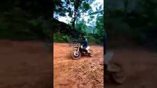 KTM 250 2T E 4T ACELERANDO NO BARRO✊💨 shorts trilha [upl. by Baniaz]