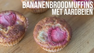 RECEPT Bananenbroodmuffins met aardbeien  OhMyFoodness [upl. by Maddeu]