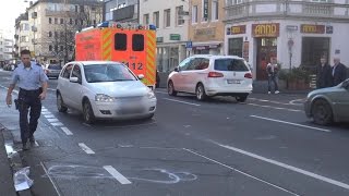 Fußgänger von PKW erfasst  schwerverletzt in Bonner Innenstadt am 041215 [upl. by Scrivens]