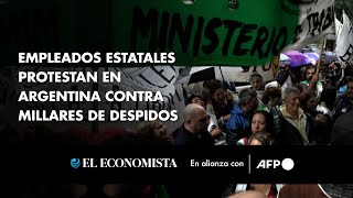 Empleados estatales protestan en Argentina contra millares de despidos [upl. by Rouvin]