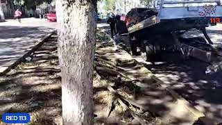 Choca auto contra árbol en la Av Madero Poniente de Morelia hay 1 herido [upl. by Trueblood]