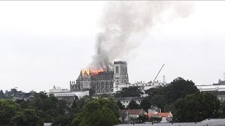 Incendie spectaculaire dune basilique à Nantes [upl. by Redienhcs]