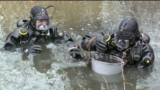 Duikers Defensie zoeken sporen misdrijf Amsterdam [upl. by Anilek]