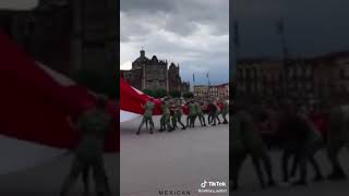 civiles ayudan a militares a restaurar la bandera mexicana [upl. by Ahswat373]