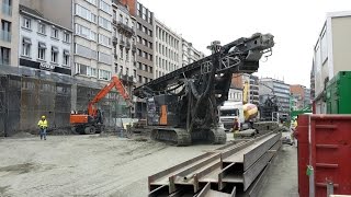 100 ton zware Liebherr machine netjes op dieplader plaatsen in Antwerpen [upl. by Everest]