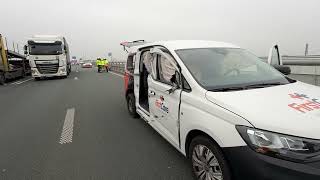 Bestelwagen rijdt in op vrachtwagen op A11 in Dudzele [upl. by Sachi]