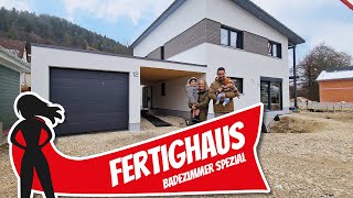 Fertighaus von regionaler Zimmerei mit BadezimmerSpecial  Home Tour  Hausbau Helden [upl. by Aihseym]