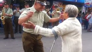 Abuelita no se aguantó y se puso a bailar con Carabineros [upl. by Queridas47]