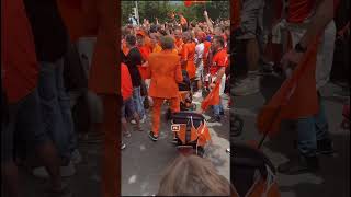 Ook in München gaan de Oranjefans van links naar rechts oranje dutcharmy nederlands roened [upl. by Brandenburg]