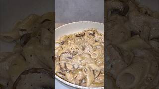 Pasta met kip en champignons  tavuklu makarna [upl. by Rayford448]