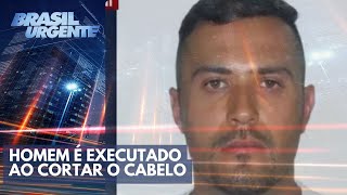 Homem é executado ao cortar o cabelo [upl. by Icnan681]