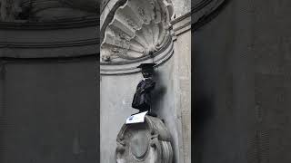 The famous manneken pis statue founrain [upl. by Eeram]