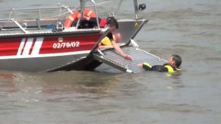 Feuerwehr Bonn Übung Wasserrettung auf dem Rhein [upl. by Anaujait]