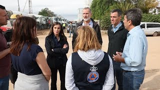 Reis de Espanha agredidos com lama durante visita à zona de calamidade em Paiporta [upl. by Cataldo91]