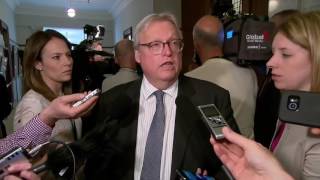 Médecins Mêlée de presse du ministre Gaétan Barrette [upl. by Aicac207]