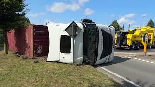 Vrachtwagen geladen met 25 ton papierrollen kantelt op rotonde in Jabbeke [upl. by Adriell]