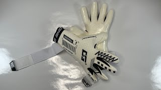 Unboxing Showcase  The One Glove OG1 Heritage HYL SL goalkeepergloves [upl. by Ateinotna]