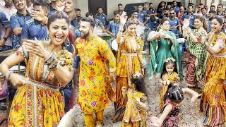 Shilpa Shetty Dance On Gulabi Saadi With Family At Ganpati Visarjan [upl. by Harper]