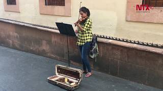 Violinista internacional toca en calles de Zacatecas para enfrentar quotpánico escénicoquot [upl. by Mcquillin]