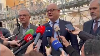 Gualtieri inaugura la passerella di Fontana di Trevi Già usata per restauro nel 2014 [upl. by Aicekan]