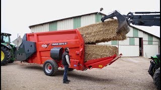 KUHN PRIMOR 15070 M  Pailleuse distributrice En action [upl. by Kcirreg]