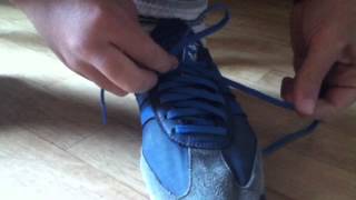 Faire ses lacets  Attacher ses chaussures [upl. by Nwadal]