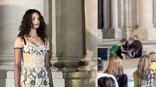 Malore per Deva Cassel durante la sfilata Dolce e Gabbana a Siracusa cosa è successo alla figlia di [upl. by Aetnuahs]