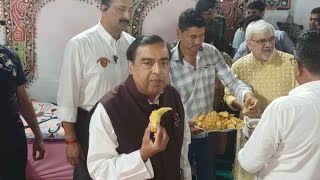 jamnagar  Mukesh Ambani eating bhajiya said that quotKhambhalias bhajiya is world famousquot [upl. by Keever]