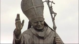 En Pologne la ville natale de Jean Paul II en pleine quotPapamaniaquot  Focus [upl. by Saenihp]