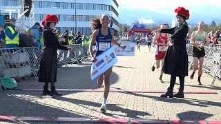 DM Halbmarathon 2023  Miriam Dattke im Regen von Freiburg vor Domenika Mayer [upl. by Swagerty]