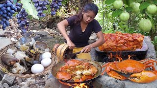 Big crab curry spicy tasty with Egg Steak salad on the rock Found natural fruit for food 5 video [upl. by Ecnesse]