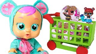 👶 BEBE LALA 👶 Abrimos bolas LOL Surprise Glitter con el bebé Lala  Juegos y Juguetes en Español [upl. by Gunilla]