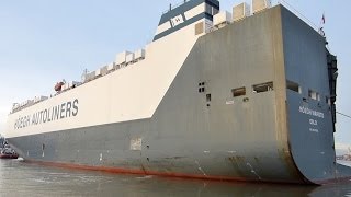 Car Carrier HÖEGH MAPUTO in Kaiserschleuse Bremerhaven [upl. by Alegnave]