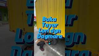 Buka tayar lori guna impact wrench bateri dagmara powertools [upl. by Ardnnek]