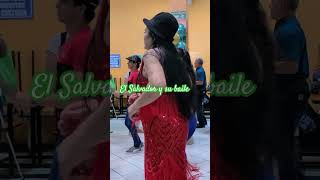 Lo disfrutó como una buena Salvadoreña viralvideo shortvideo lavidaesmejorbailando cumbia baile [upl. by Derraj]