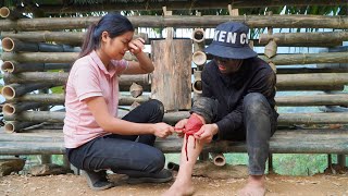 He fell badly and was injured What should I do How to make a pig cage out of bamboo [upl. by Squires885]