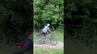 Halte die Füße auf den Pedalen So gehts shorts bikepark mtb fahrtechnik coach mountainbike [upl. by Assilram]