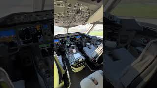 Boeing 787 Dreamliner has the best cockpit in the world cockpit view b787 aviation plane a320 [upl. by Uliram]