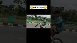 😭रोड पर एक व्हिल्ली स्टंट मनोरंजन cycle cycleb stunt mtb bmx cyclest cyclestun automobile [upl. by Einoj]